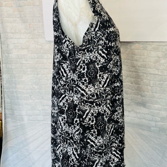 Only 9 Sz 1X. Sleeveless black and white asymmetric blouse with sequins.Concert? - Picture 4 of 7